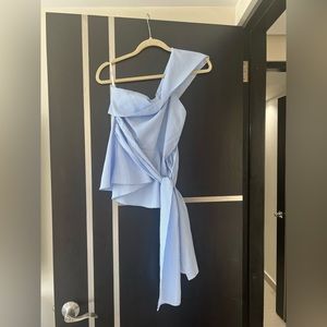 One shoulder. Nice to wear with jeansa.